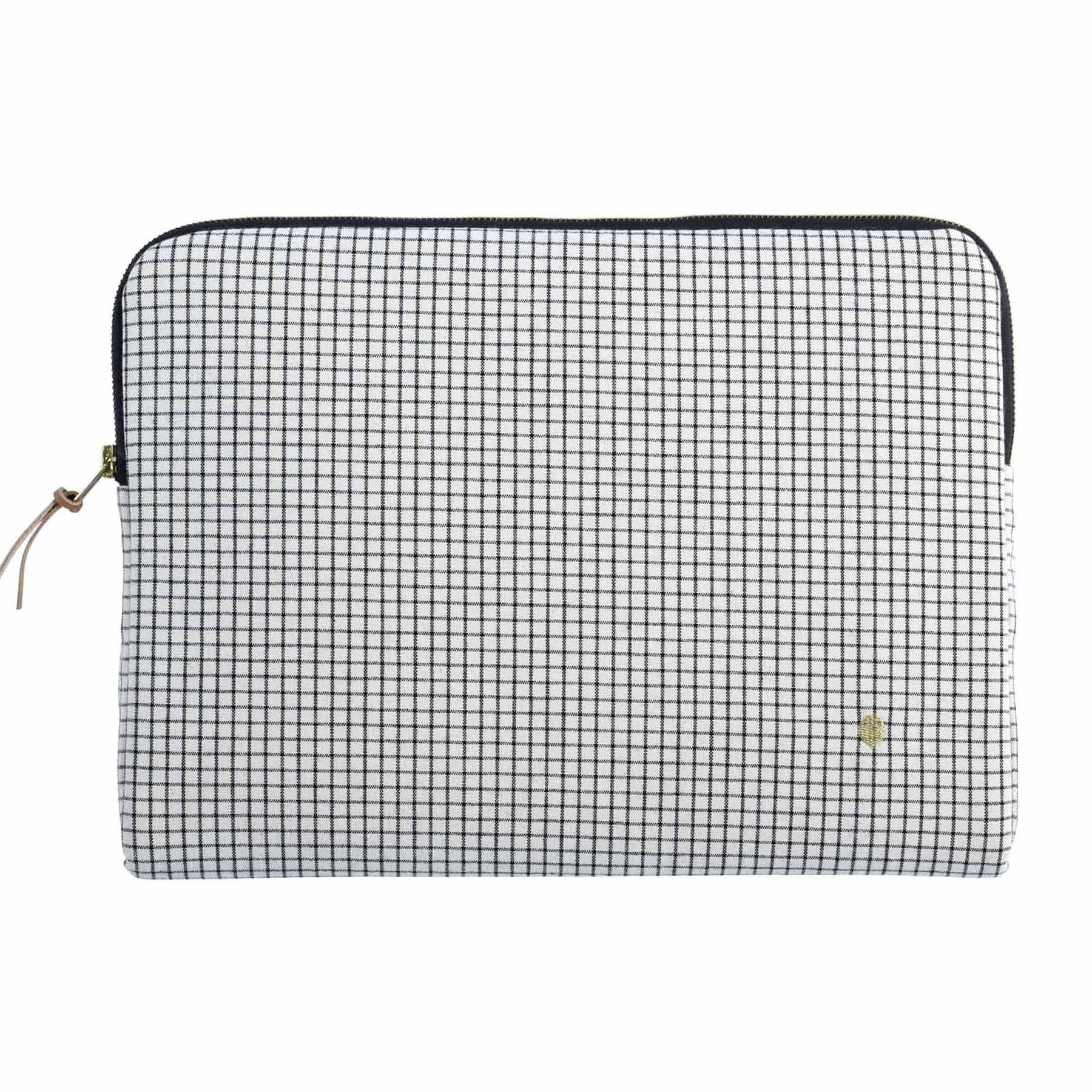 custodia per computer gustave caviar, colore gustave caviar, taglia 13-14"". vista frontale della custodia in tessuto eco su sfondo neutro