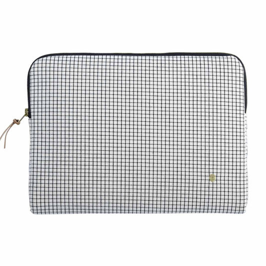 custodia per computer gustave caviar, colore gustave caviar, taglia 13-14"". vista frontale della custodia in tessuto eco su sfondo neutro 1800