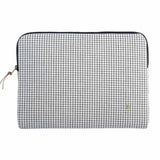 custodia per computer gustave caviar, colore gustave caviar, taglia 13-14"". vista frontale della custodia in tessuto eco su sfondo neutro