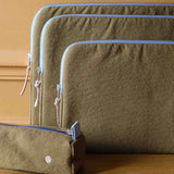 custodia ipad iona noci, colore noci, taglia 19 x 26 x 3. dettaglio del prodotto da bagno