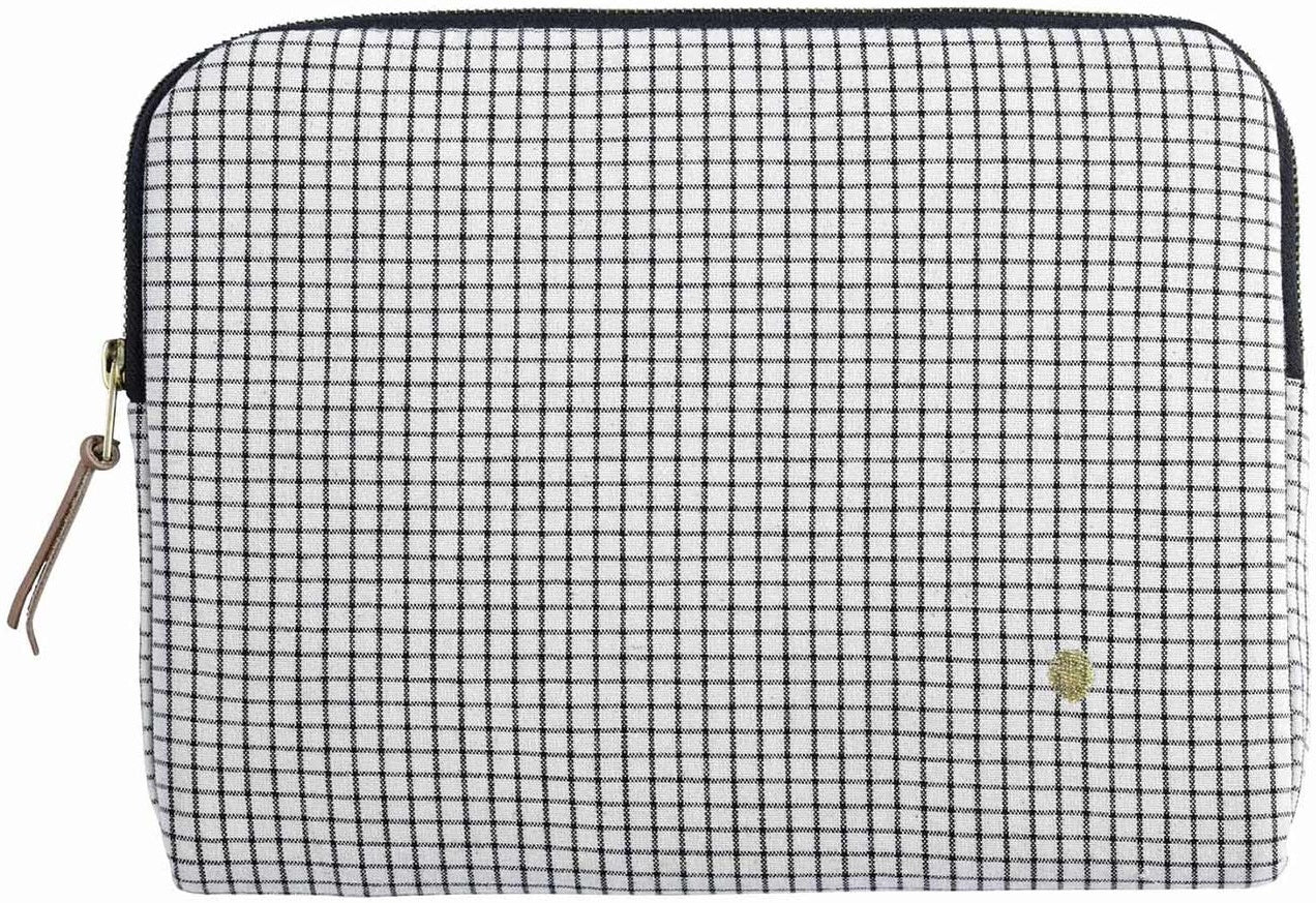 custodia ipad gustave caviar, colore gustave caviar, taglia 19 x 26 x 3. dettaglio del prodotto da bagno