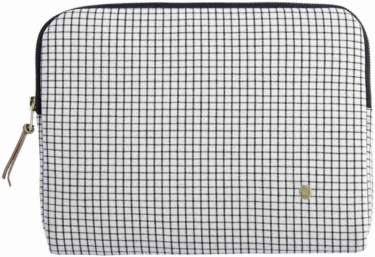 custodia ipad gustave caviar, colore gustave caviar, taglia 19 x 26 x 3. dettaglio del prodotto da bagno