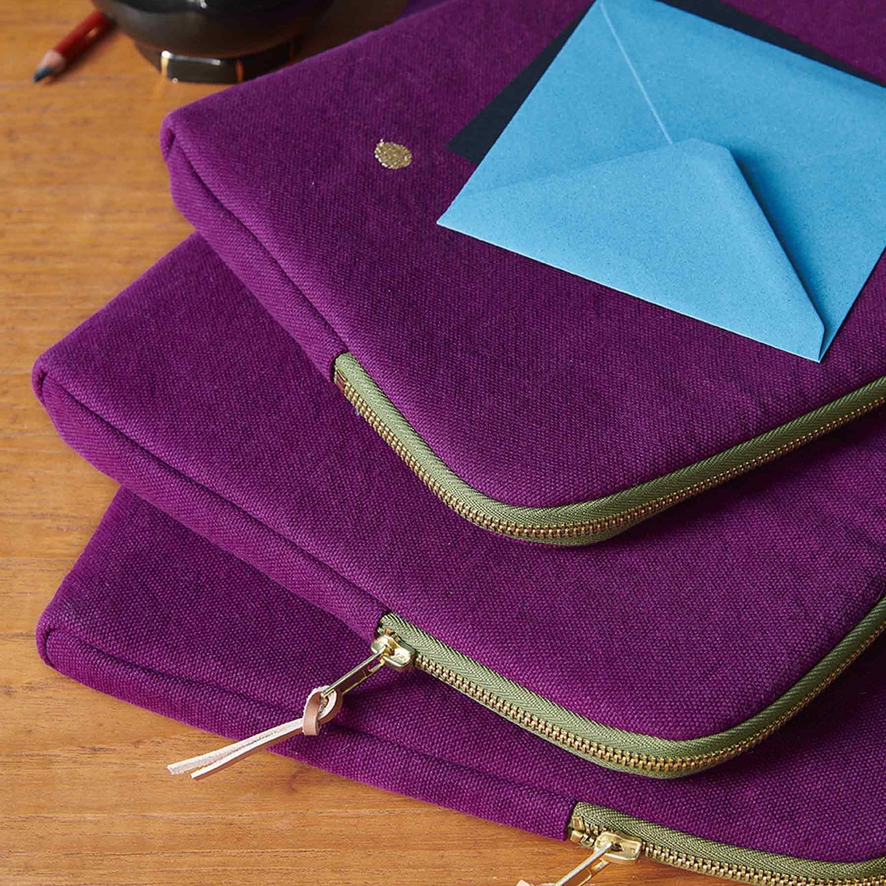 custodia ipad iona pioggia viola, colore pioggia viola, taglia 19 x 26 x 3. dettaglio del prodotto da bagno