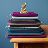 custodia ipad iona pioggia viola, colore pioggia viola, taglia 19 x 26 x 3. dettaglio del prodotto da bagno