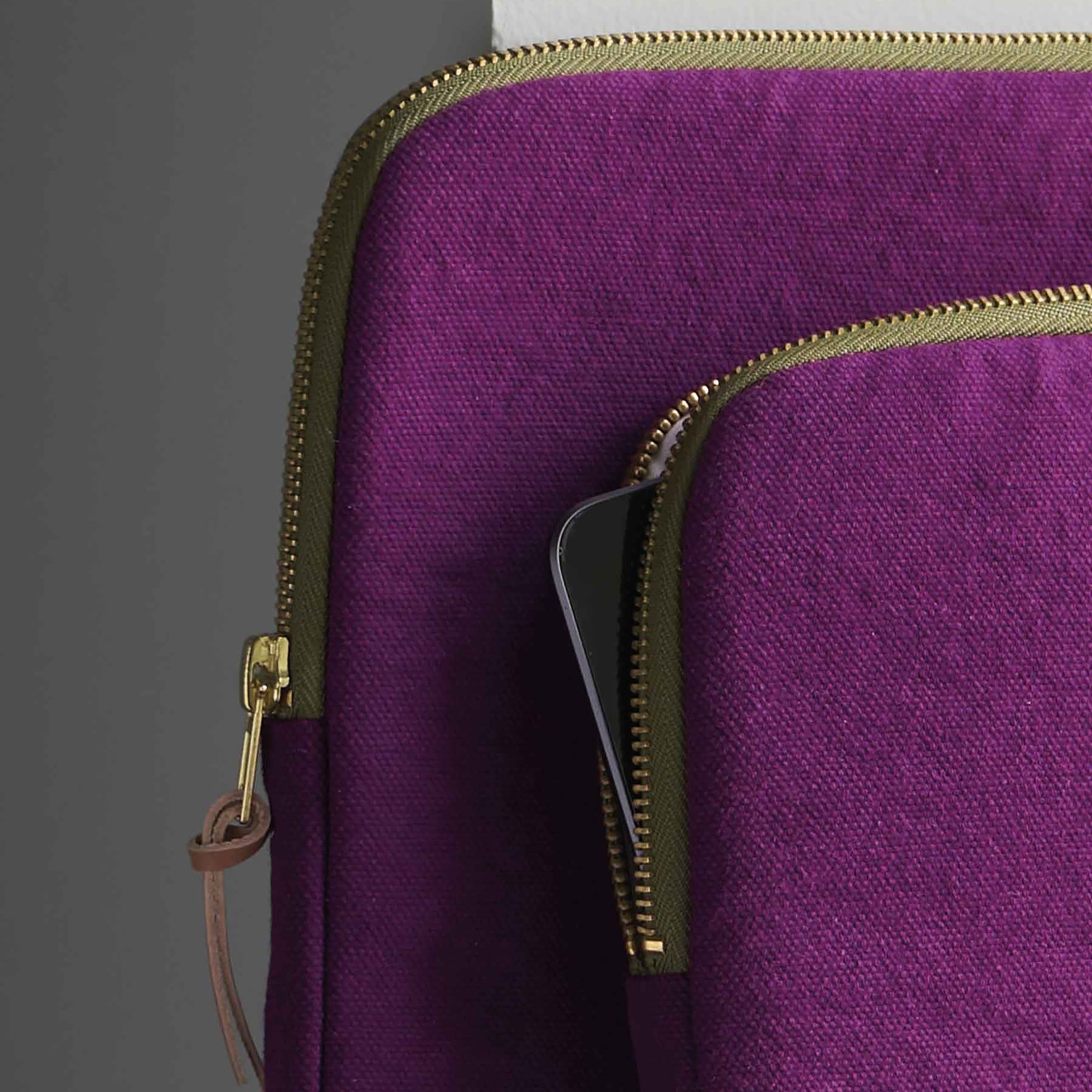 custodia ipad iona pioggia viola, colore pioggia viola, taglia 19 x 26 x 3. dettaglio del prodotto da bagno