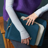 custodia ipad iona uragano, colore uragano, taglia 19 x 26 x 3. dettaglio del prodotto da bagno