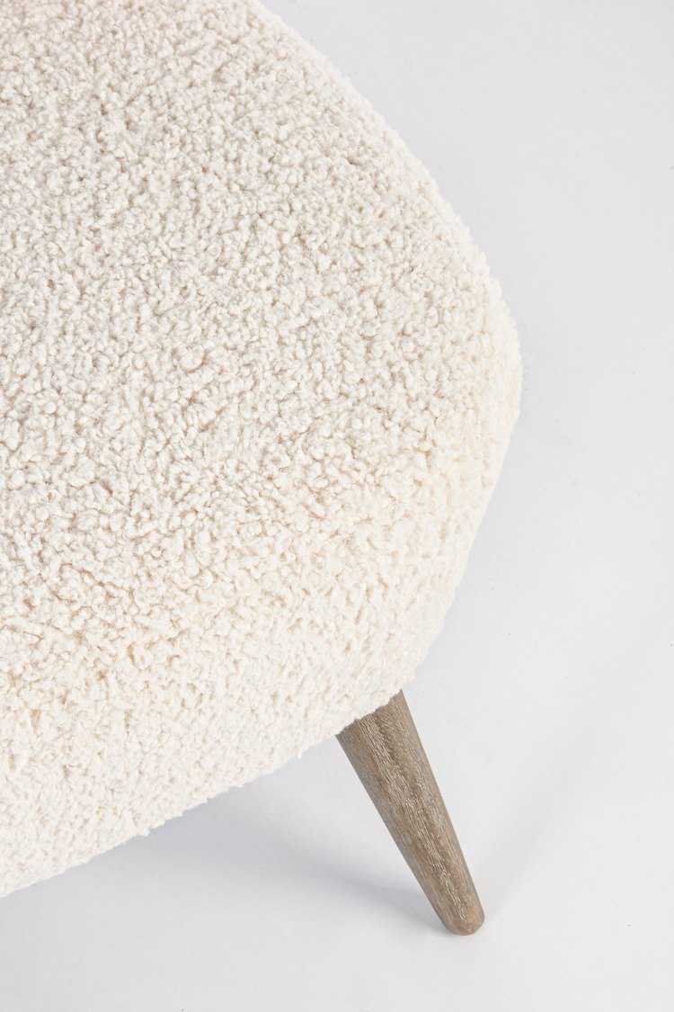 divano cortina in tessuto bianco effetto lana e gambe in legno rubberwood, particolare dei cuscini e del rivestimento