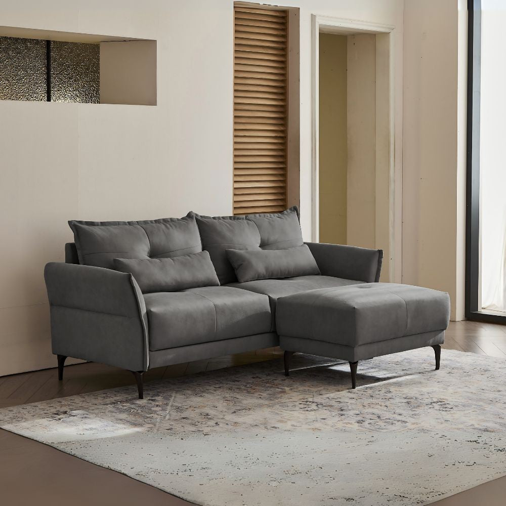 divano 3 posti nutmeg con pouff in tessuto mia 103-27 grigio scuro, divano visto frontalmente, ideale per soggiorni moderni e accoglienti