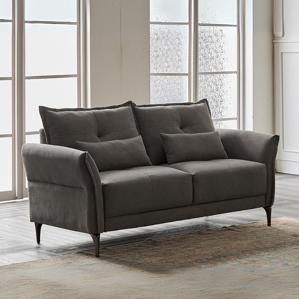 divano 2 posti nutmeg in tessuto mia 103-27 dark grey, divano visto frontalmente, ideale per soggiorni moderni e accoglienti