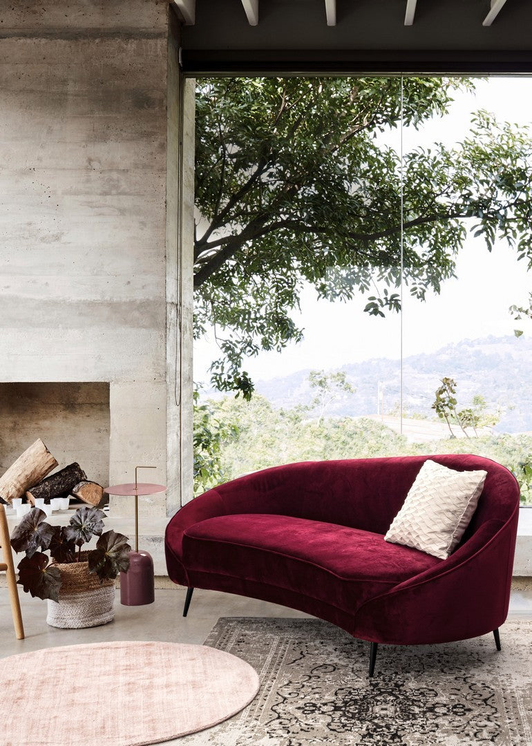 divano seraphin in velluto wine, ambiente living arredato con divano protagonista
