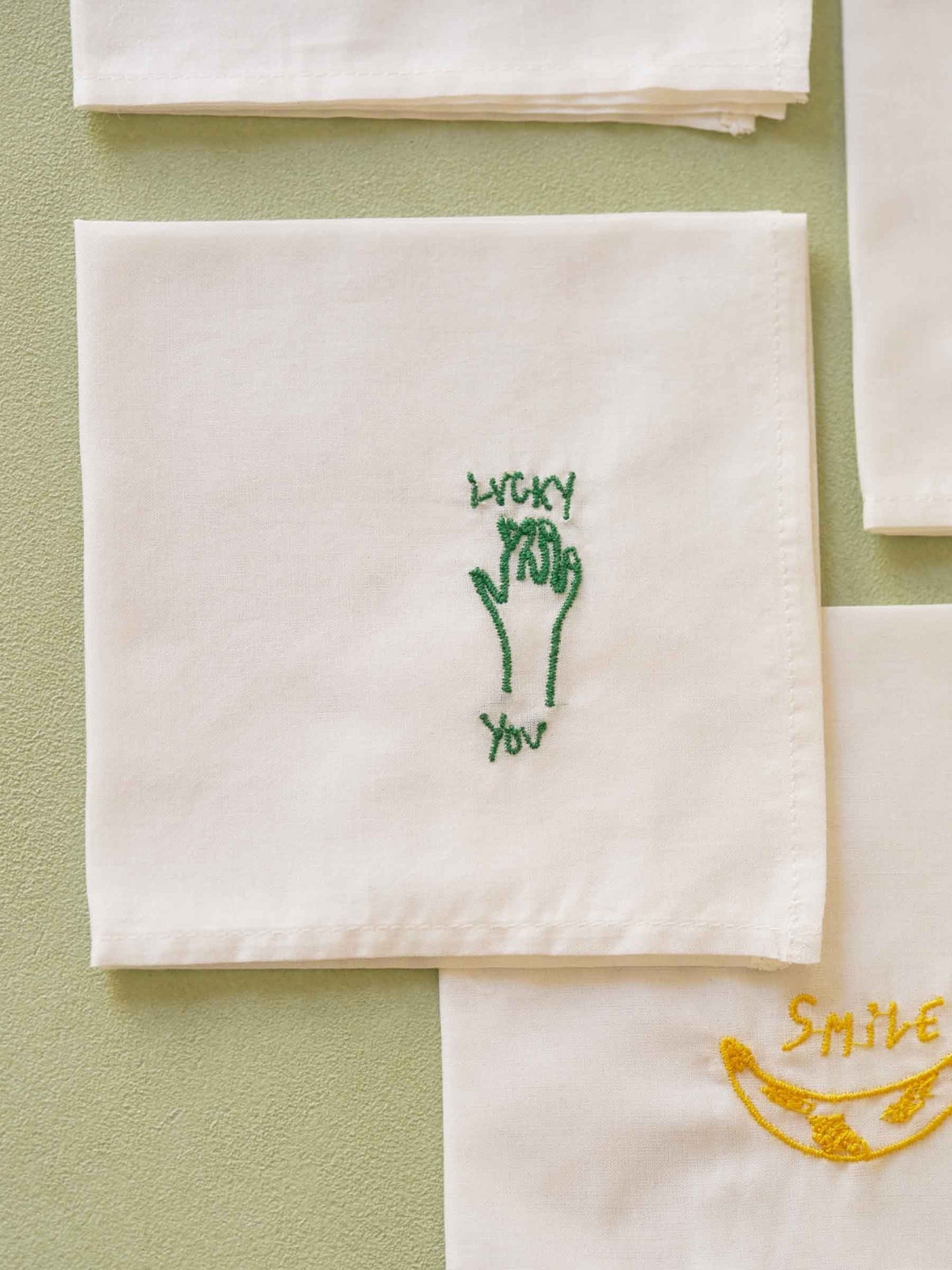 fazzoletto hankie lucky verde, colore verde, taglia 25 x 25. dettaglio del prodotto da bagno
