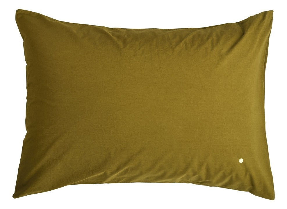 federa celeste noci, colore noci, taglia 50 x 70. federa per cuscino in tessuto naturale mostrata su fondo neutro