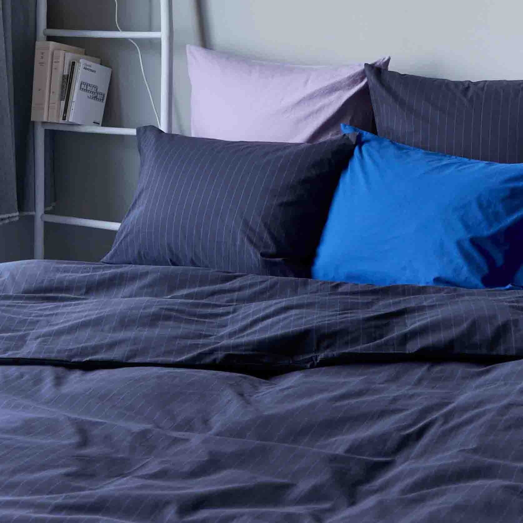 federa celeste cosi blu, colore cosi blu, taglia 50 x 70. design sobrio ed elegante, ideale per ogni stile di camera da letto