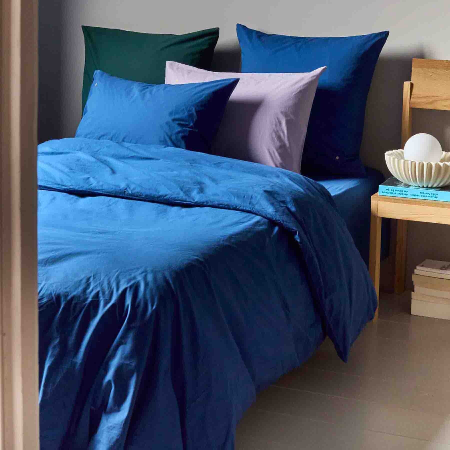federa celeste cosi blu, colore cosi blu, taglia 65 x 65. perfetta per rivestire cuscini da letto o decorativi con stile e comfort