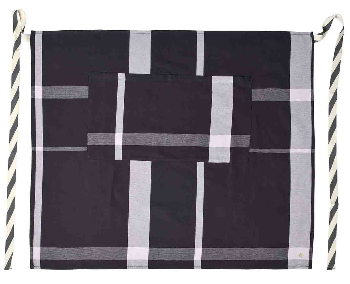 grembiule bistrot la nonna caviale, colore caviale, taglia 70 x 85. grembiule bistrot indossato frontalmente, ideale per ristorazione e cucina elegante