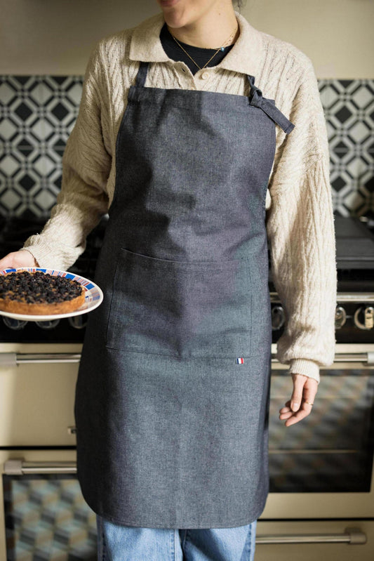 grembiule da cucina edouard jeans, colore jeans, taglia 64 x 85. realizzato in 46 % cotone biologico 34 % cotone riciclato 17 % pes riciclato 3 % altre fibre, resistente e comodo per l’uso quotidiano in cucina