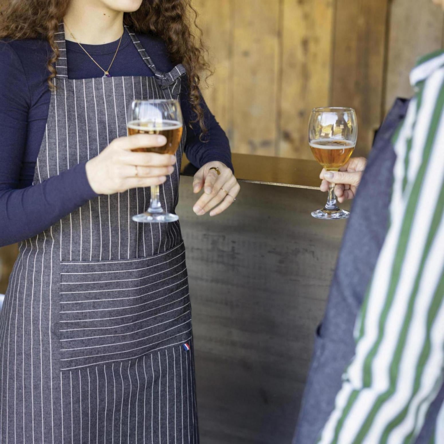 grembiule da cucina algar caviale, colore caviale, taglia 64 x 85. realizzato in 46% cotone bio 34% cotone riciclato 17% pes riciclato 3% altre fibre, resistente e comodo per l’uso quotidiano in cucina