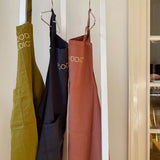 grembiule da cucina marcel food caviale, colore caviale, taglia 90 x 75. perfetto per proteggere i vestiti durante la preparazione dei pasti