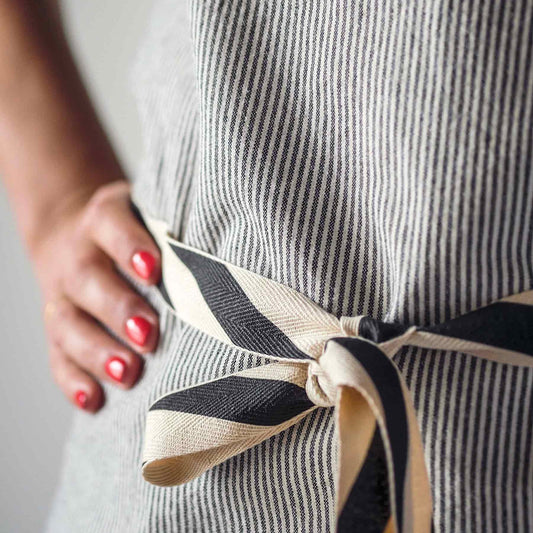 grembiule da cucina finette caviar, colore finette caviar, taglia 90 x 75. realizzato in 100% cotone bio, resistente e comodo per l’uso quotidiano in cucina