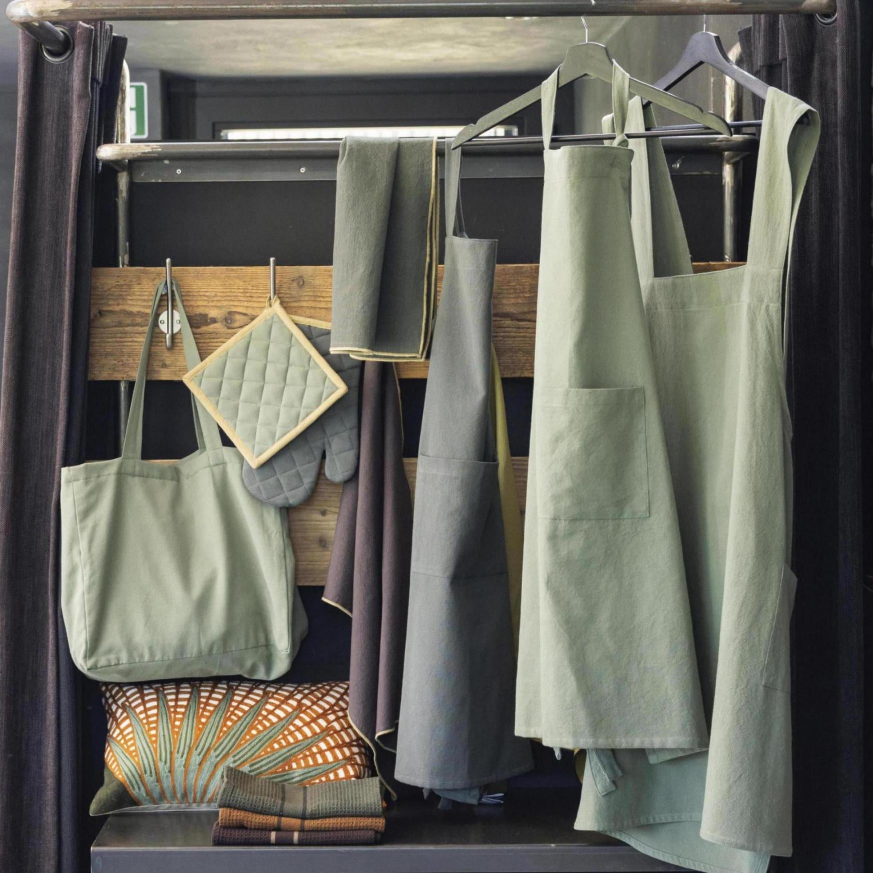 grembiule da cucina riciclato ada matcha, colore matcha, taglia 72 x 85. realizzato in 100% cotone riciclato, resistente e comodo per l’uso quotidiano in cucina