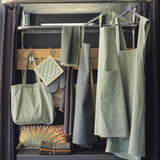 grembiule da cucina riciclato ada matcha, colore matcha, taglia 72 x 85. realizzato in 100% cotone riciclato, resistente e comodo per l’uso quotidiano in cucina