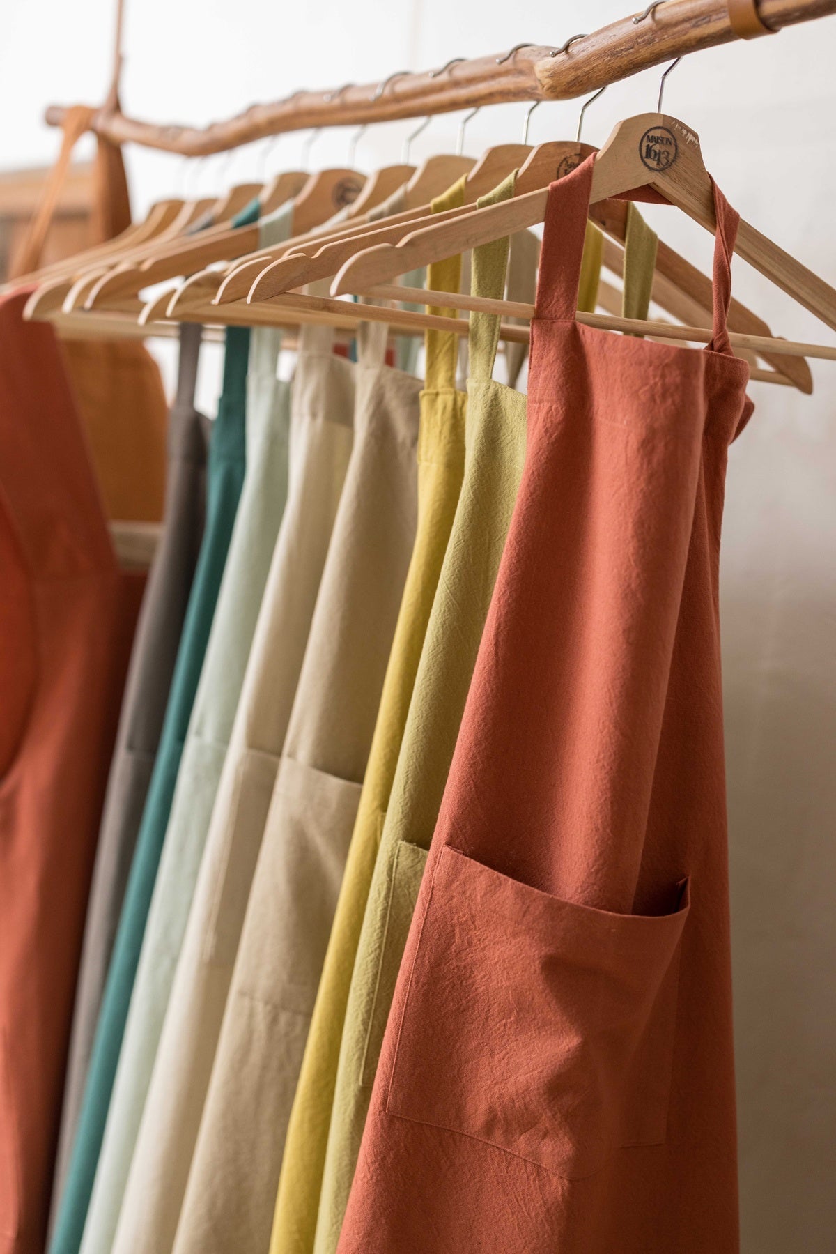 grembiule da cucina riciclato ada tomette, colore tomette, taglia 72 x 85. realizzato in 100% cotone riciclato, resistente e comodo per l’uso quotidiano in cucina