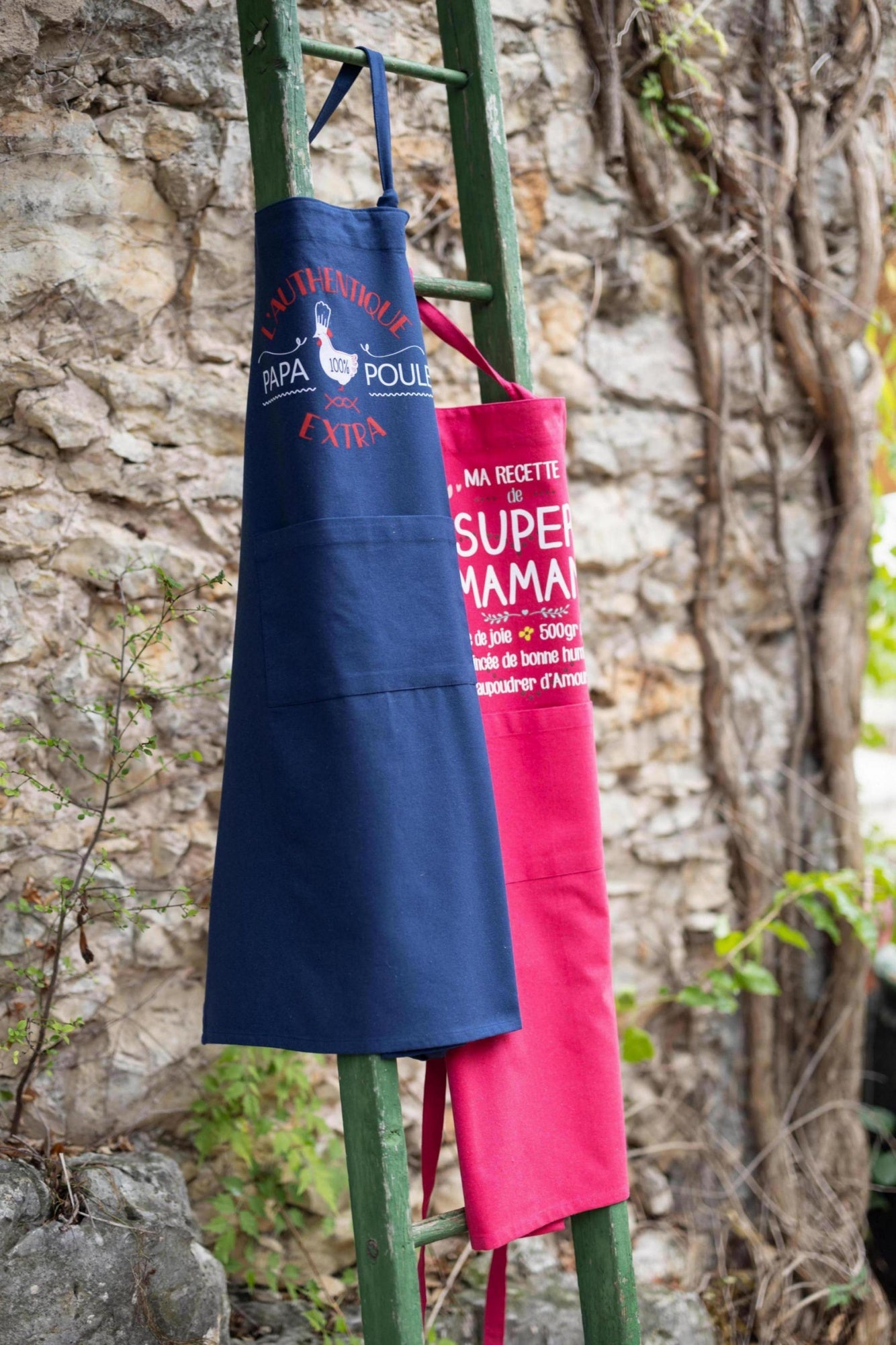 grembiule da cucina riciclato ma recette de super maman rosa, colore rosa, taglia 72 x 90. realizzato in 80% cotone riciclato 20% poliestere, resistente e comodo per l’uso quotidiano in cucina