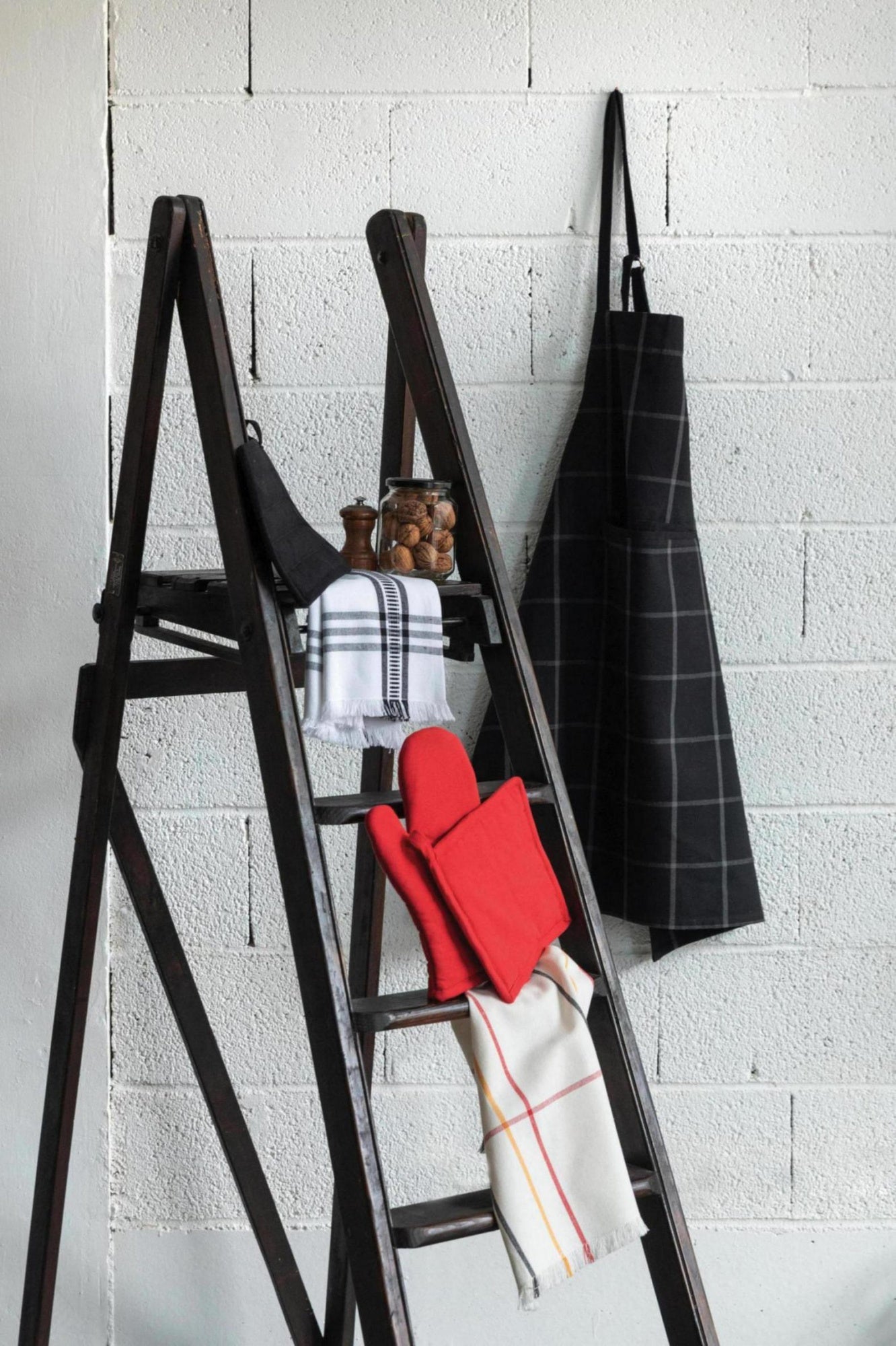 grembiule da cucina riciclato doha nero, colore nero, taglia 80 x 85. realizzato in 80% cotone riciclato 20% poliestere, resistente e comodo per l’uso quotidiano in cucina