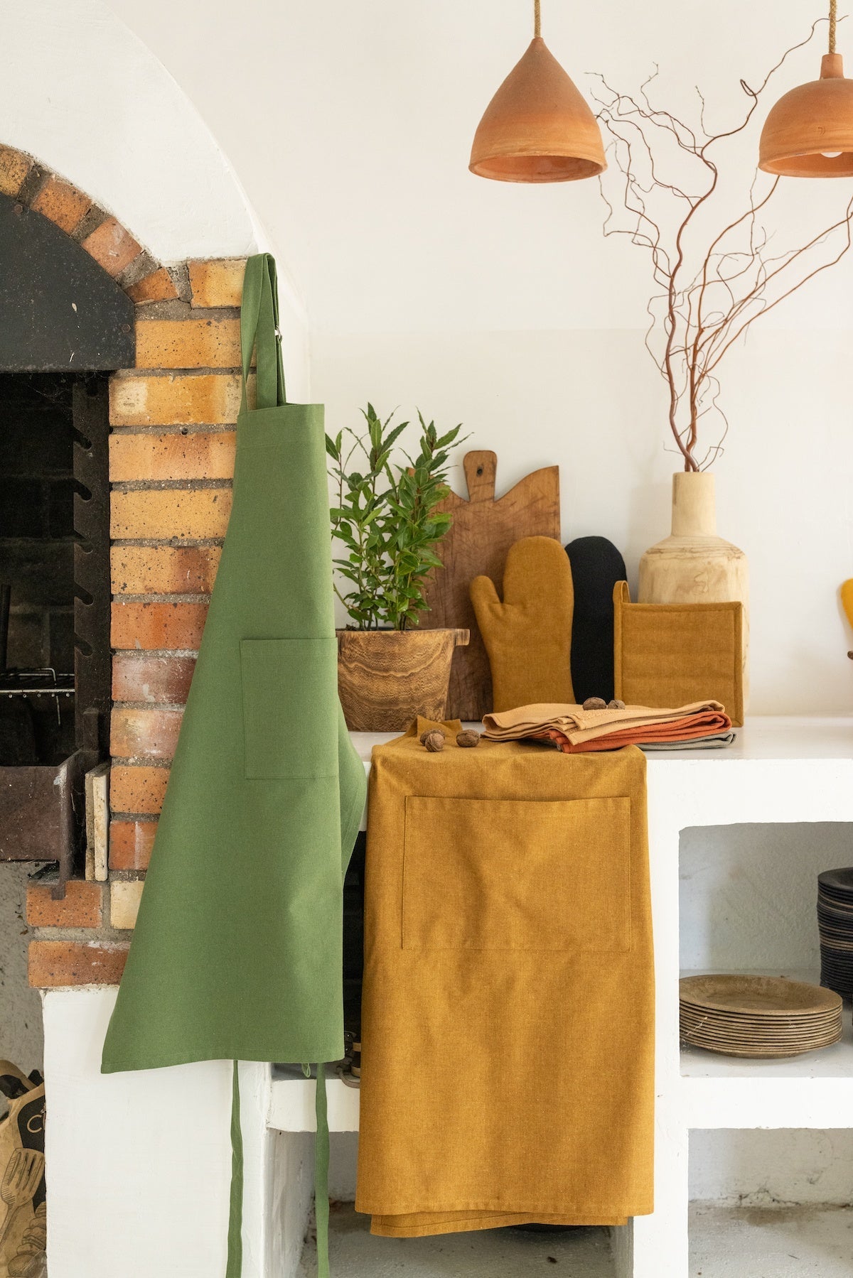 grembiule da cucina riciclato dario verde, colore verde, taglia 85 x 72. realizzato in 80% cotone riciclato 20% poliestere, resistente e comodo per l’uso quotidiano in cucina