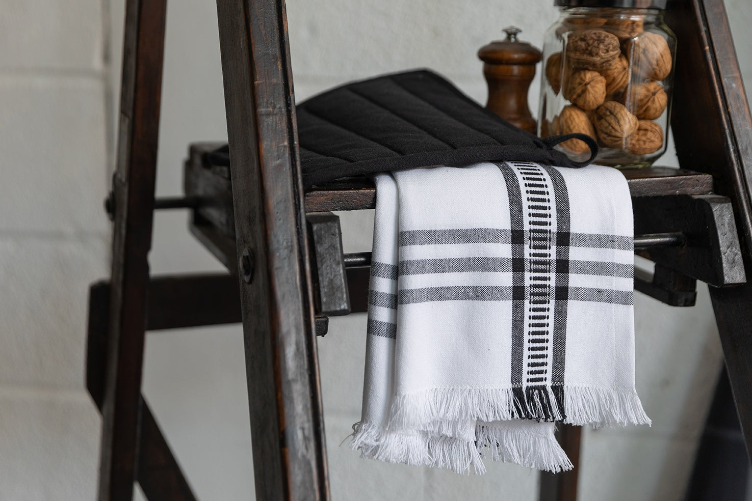 guanto da cucina e presina riciclati jona nero, colore nero, taglia 15 x 30. realizzato in esterno 80% cotone 20% poliestere imbottitura 100% cotone, ideale per maneggiare pentole e teglie calde in sicurezza