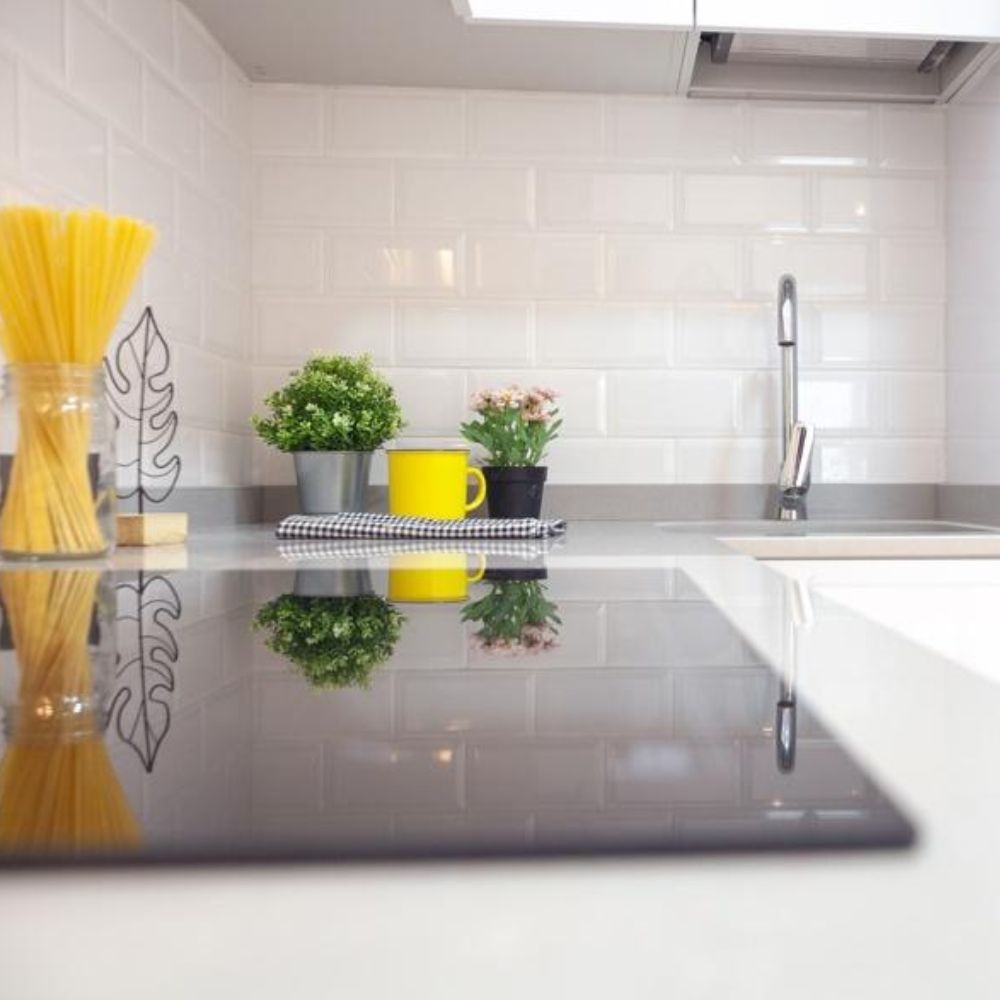 piano cottura atlantic ad induzione atvifct13p 4 zone colore nero, vista laterale del piano ad induzione installato