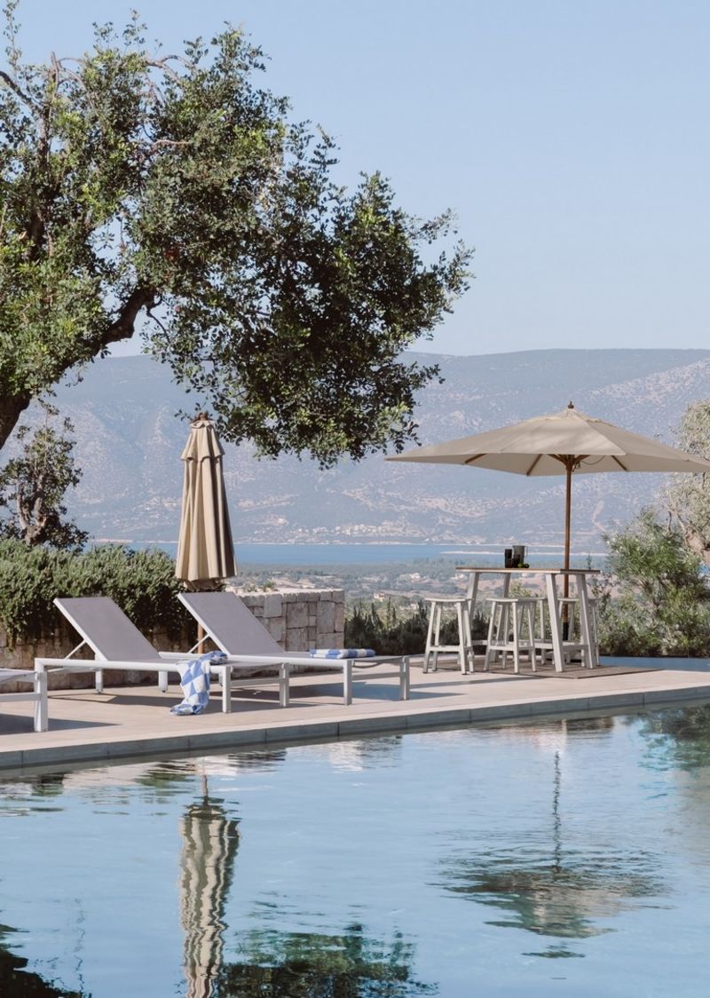 lettino reclinabile skipper new in alluminio bianco e textilene grigio, con ruote, dettaglio dei materiali: textilene, teak...