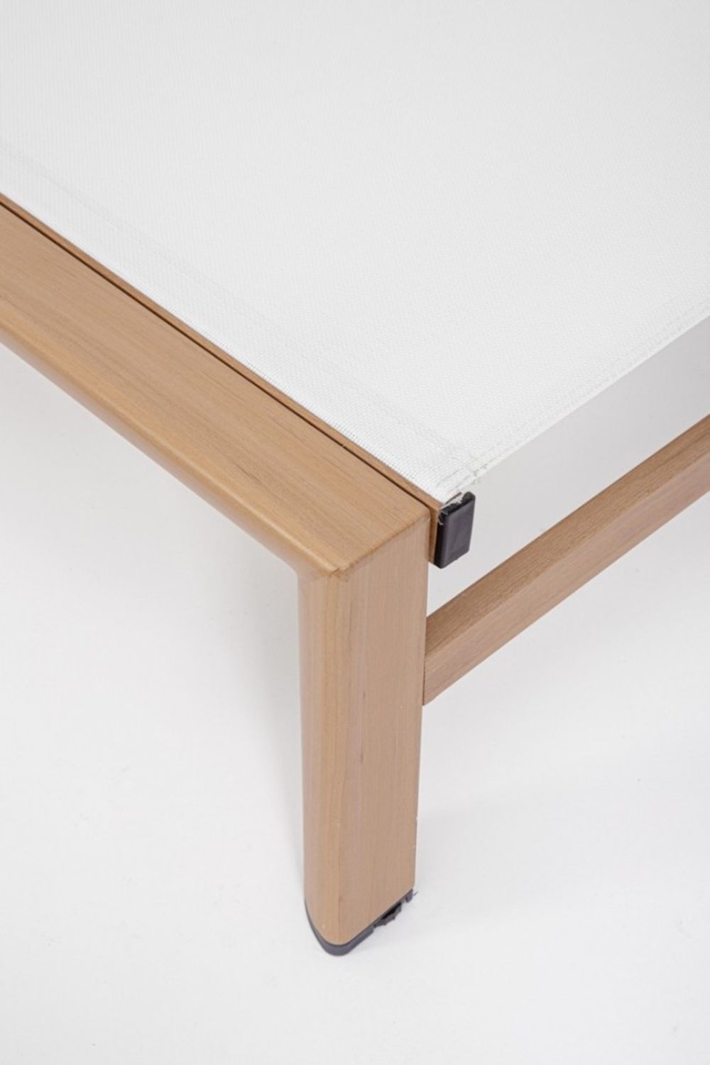 lettino reclinabile skipper new in alluminio color legno e textilene bianco, con ruote, vista laterale per mostrare profilo...