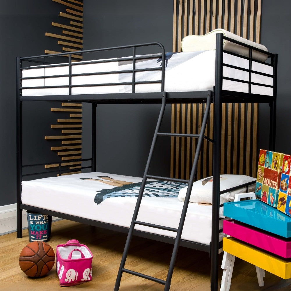 letto a castello monza in metallo nero, letto a castello ambientato in cameretta moderna o condivisa