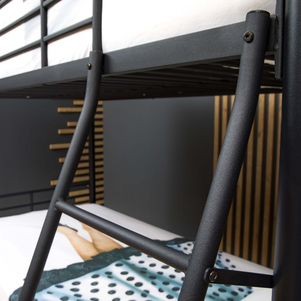 letto a castello monza in metallo nero, vista laterale con focus sulla robustezza e design salvaspazio