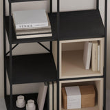 libreria vale midi con struttura in metallo nero e cubotti cashmere, ideale per organizzare libri, piante e accessori d'arredo