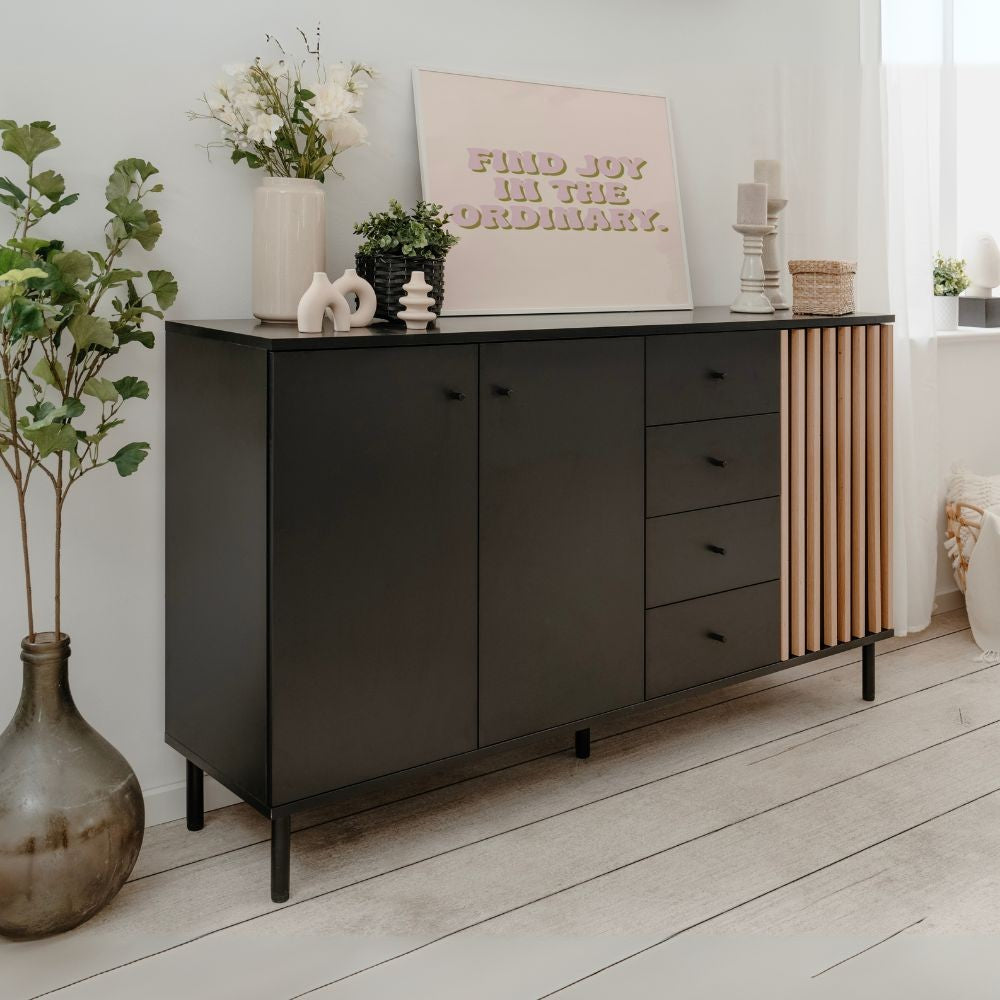 madia monza 51c 3 ante 4 cassetti in nero con listelli rovere effetto cannettato, vista ambientata in soggiorno, sala da pranzo o ingresso