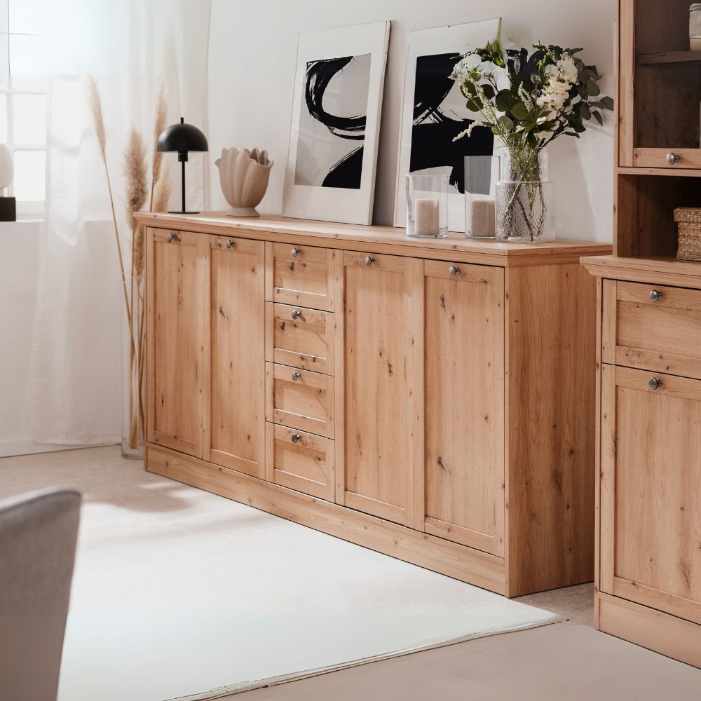 credenza timber 51a con 4 ante e 4 cassetti colore rovere anticato, vista ambientata in soggiorno, sala da pranzo o ingresso