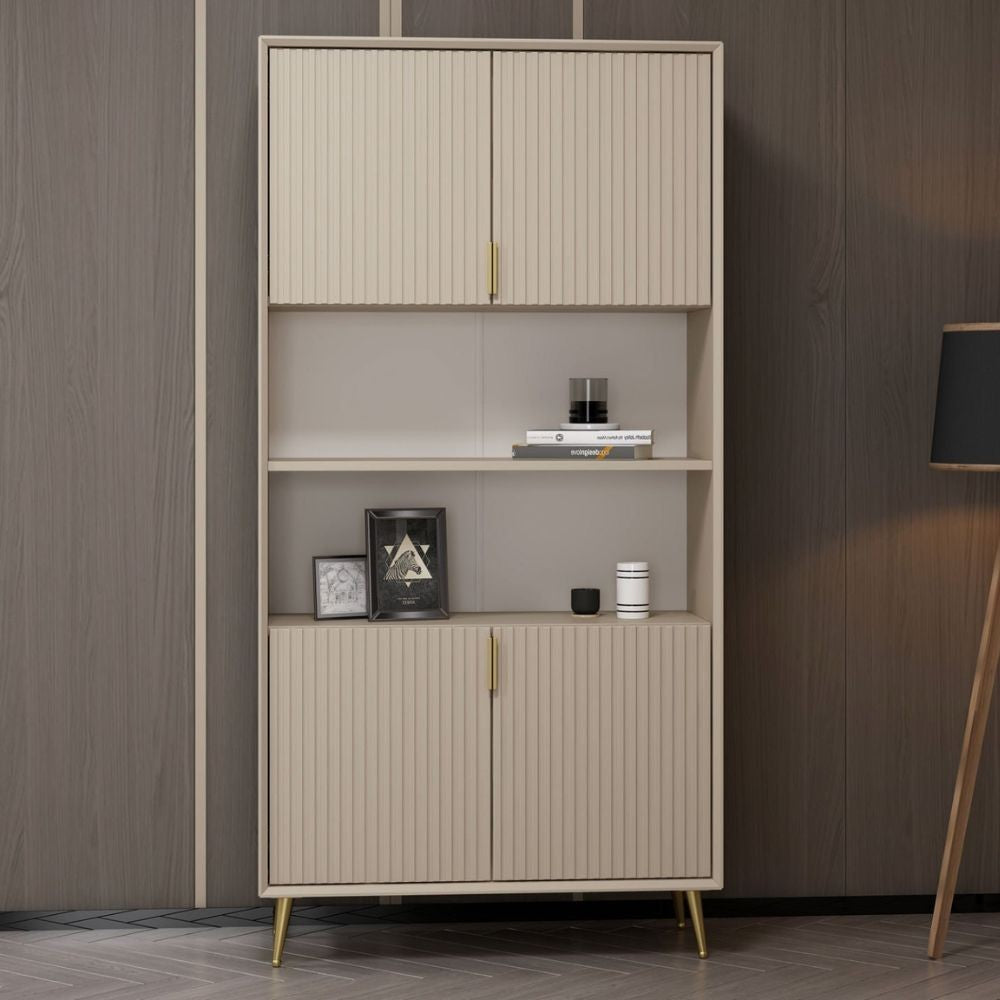credenza alta kale con 4 ante effetto cannettato e 2 nicchie a giorno colore cashmere, credenza in legno con ante battenti e spazio interno capiente