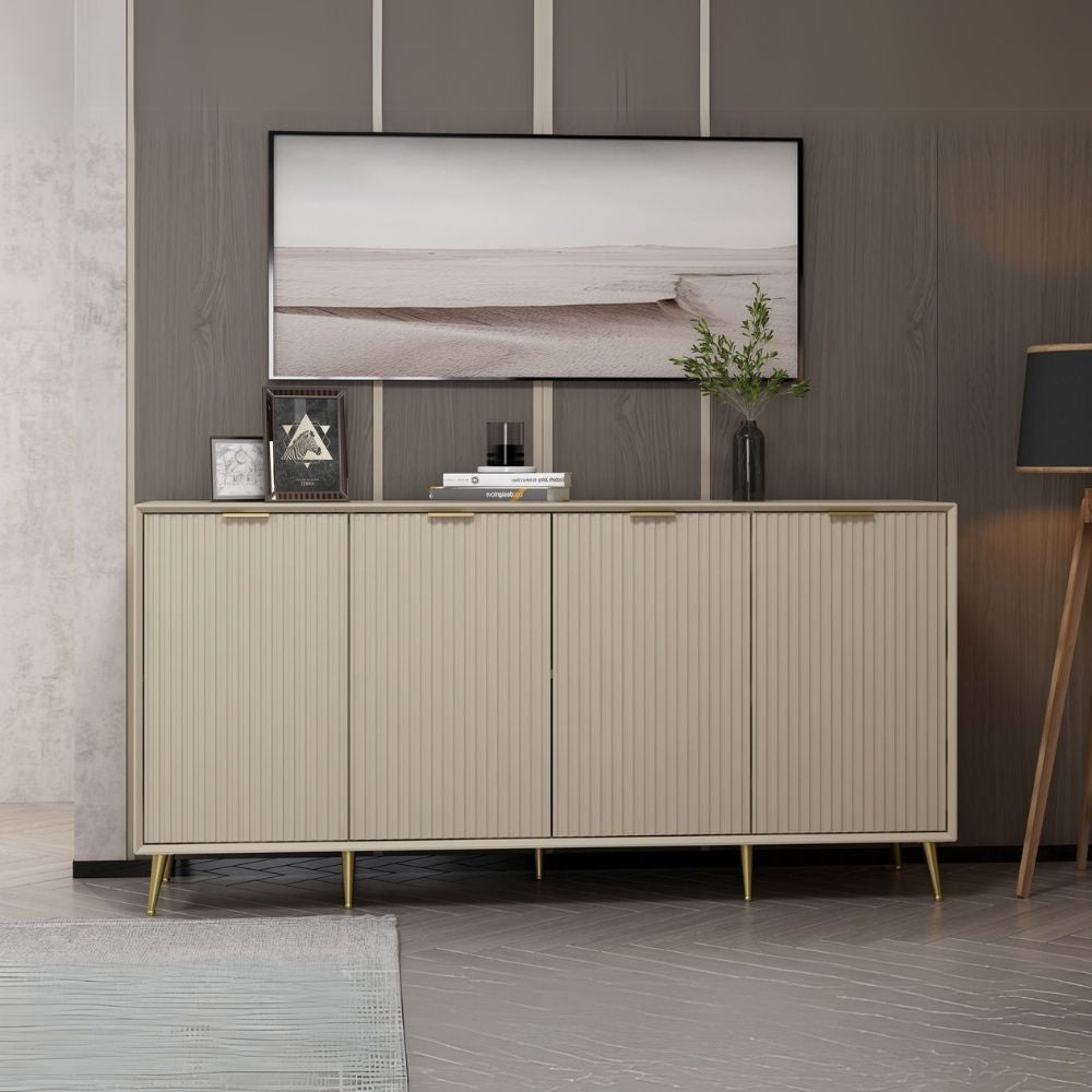 madia kale con 4 ante a filo effetto cannettato colore cashmere con maniglie e piedini oro, credenza in legno con ante battenti e spazio interno capiente