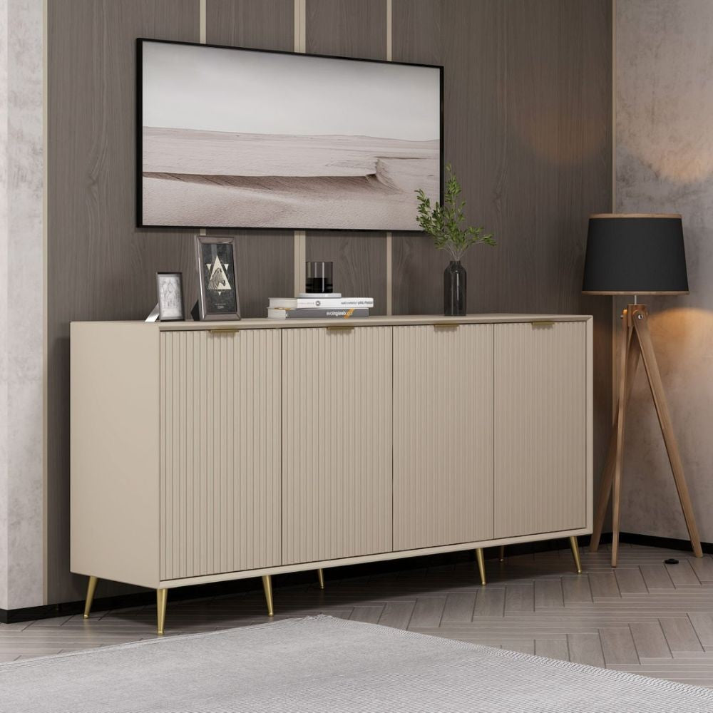 madia kale con 4 ante a filo effetto cannettato colore cashmere con maniglie e piedini oro, vista ambientata in soggiorno, sala da pranzo o ingresso