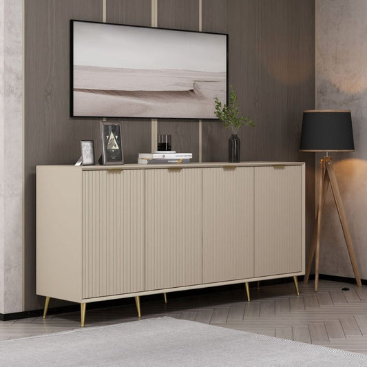 madia kale con 4 ante a filo effetto cannettato colore cashmere con maniglie e piedini oro, vista ambientata in soggiorno, sala da pranzo o ingresso