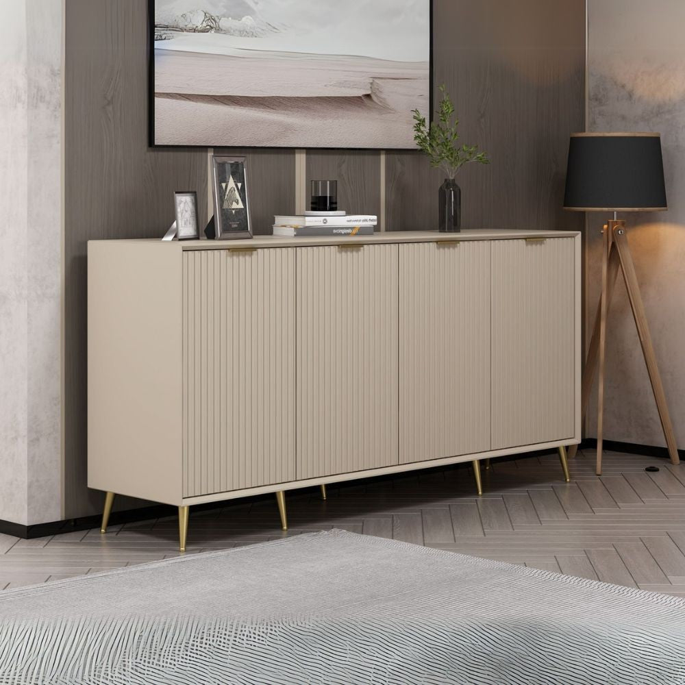 madia kale con 4 ante a filo effetto cannettato colore cashmere con maniglie e piedini oro, madia moderna per contenere stoviglie, tovaglie e oggetti decorativi