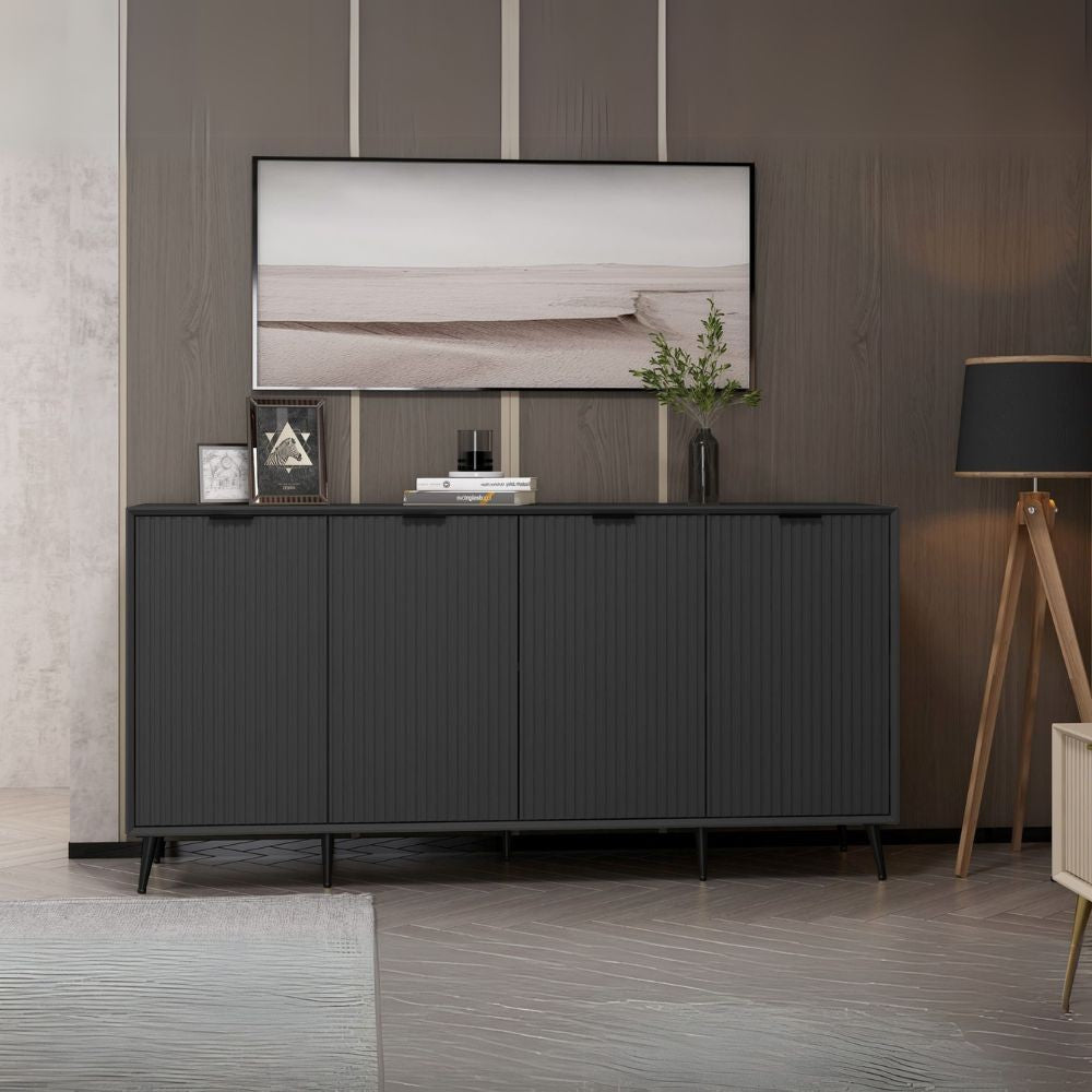 madia kale 4 ante a filo effetto cannettato nero con maniglie e piedini neri, credenza in legno con ante battenti e spazio interno capiente
