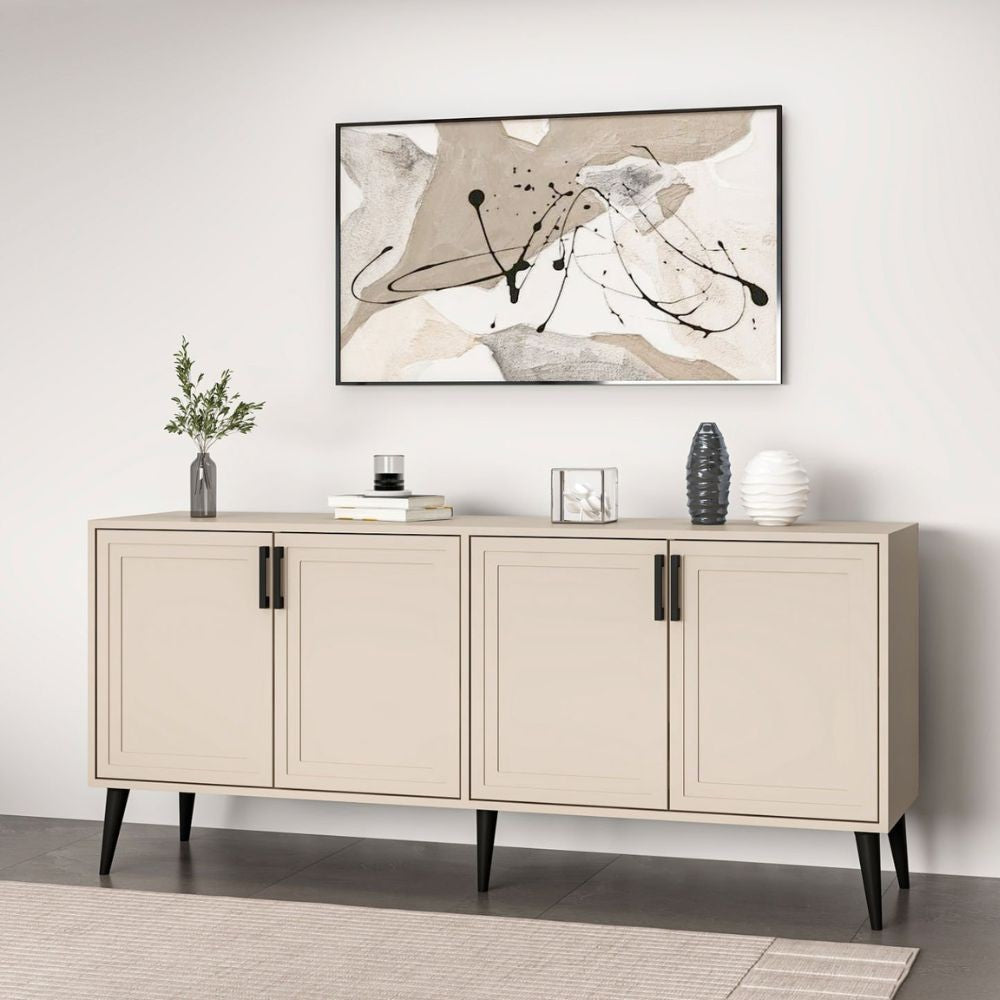 madia prime con 4 ante colore cashmere con maniglie e piedini neri, dettaglio delle maniglie e finitura del materiale