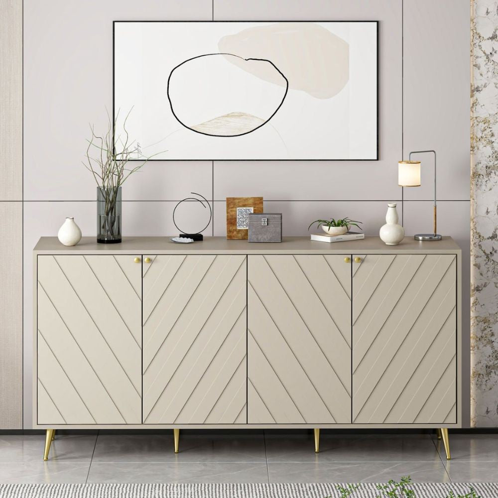 madia jana con 4 ante in cashmere con intagli maniglie e piedini oro, credenza in legno con ante battenti e spazio interno capiente