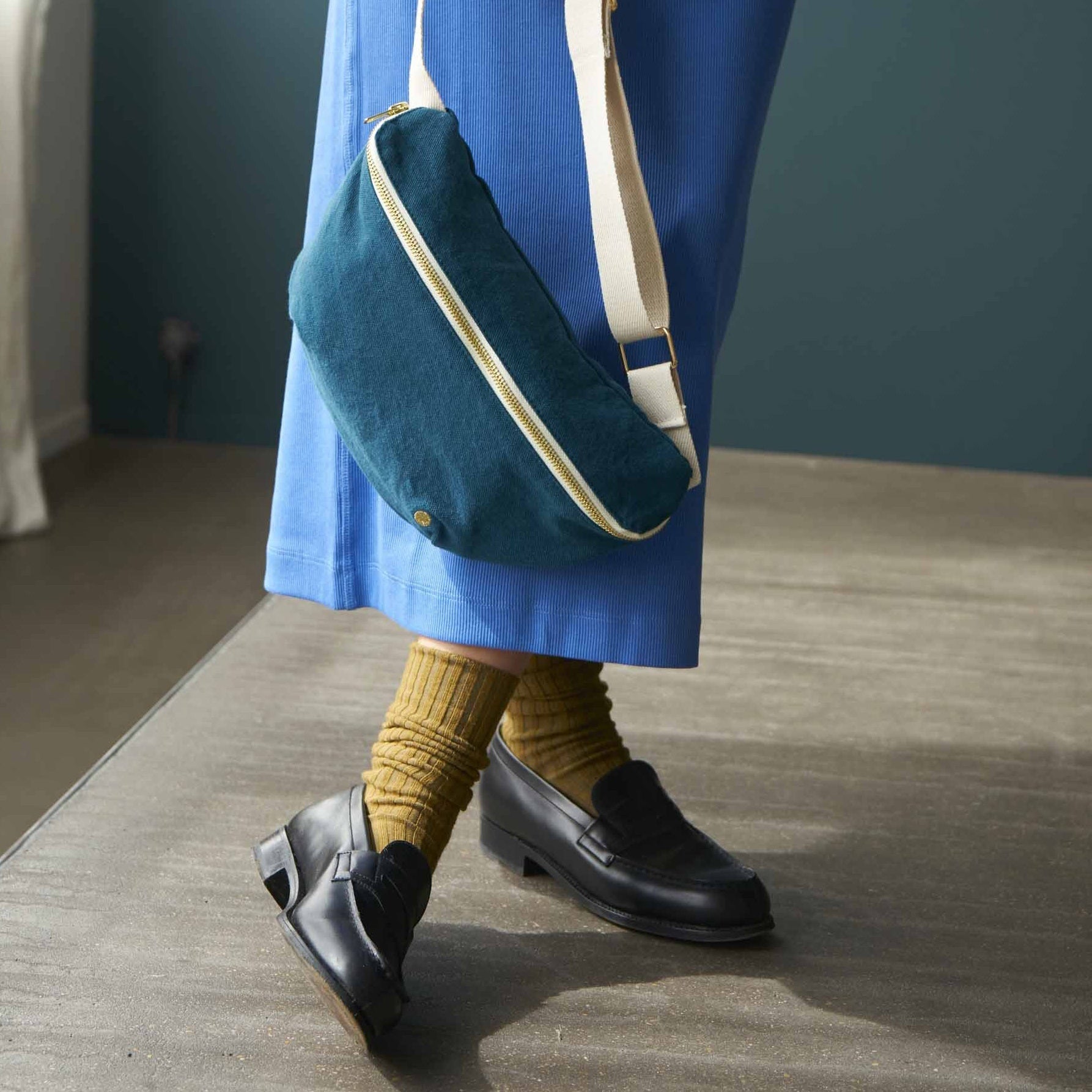 marsupio iona uragano, colore uragano, taglia 19 x 28. design minimal e funzionale con tasche comode