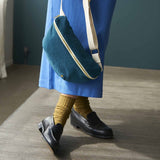 marsupio iona uragano, colore uragano, taglia 19 x 28. design minimal e funzionale con tasche comode