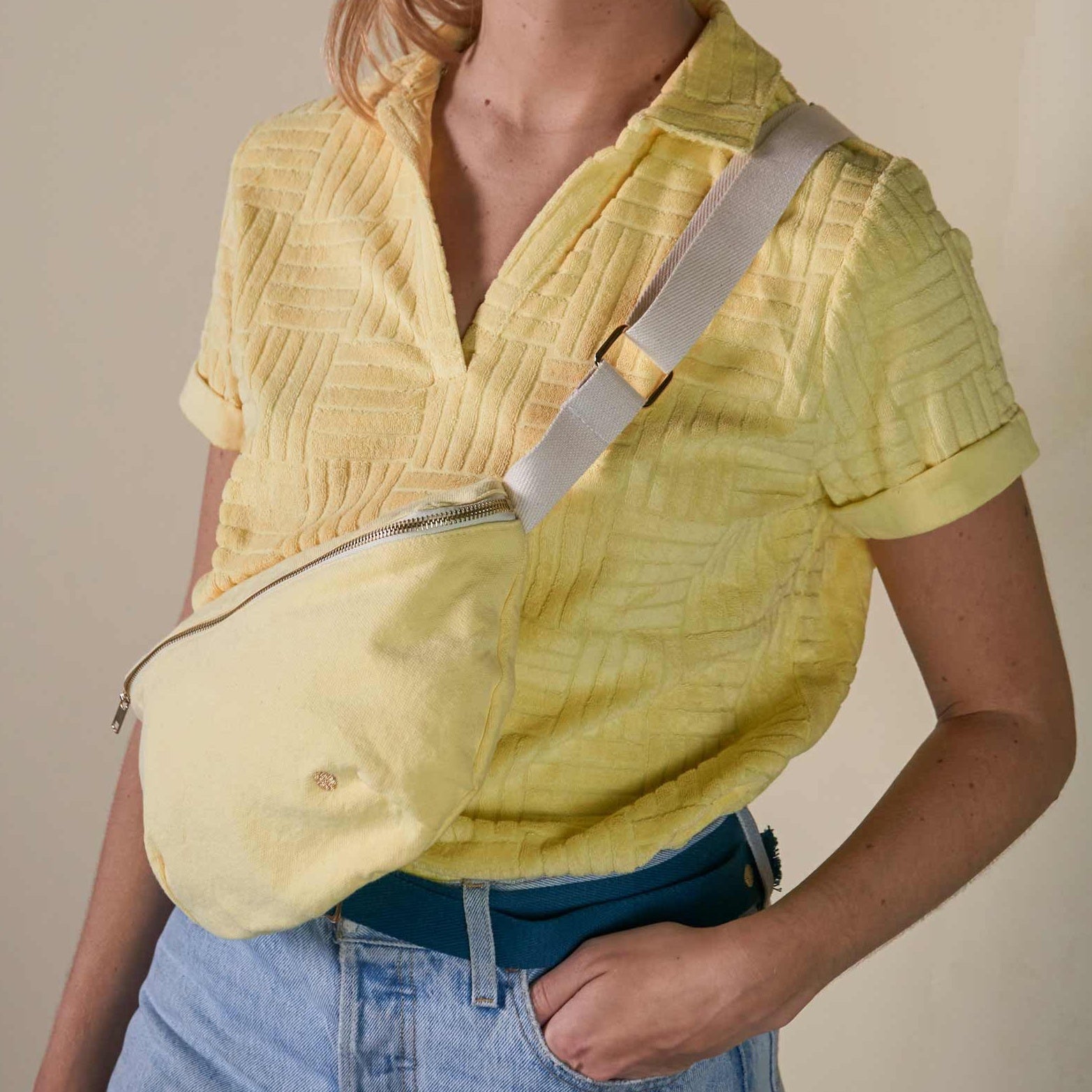 marsupio iona luce del sole, colore luce del sole, taglia 19 x 28. marsupio dallo stile casual perfetto per viaggi e passeggiate