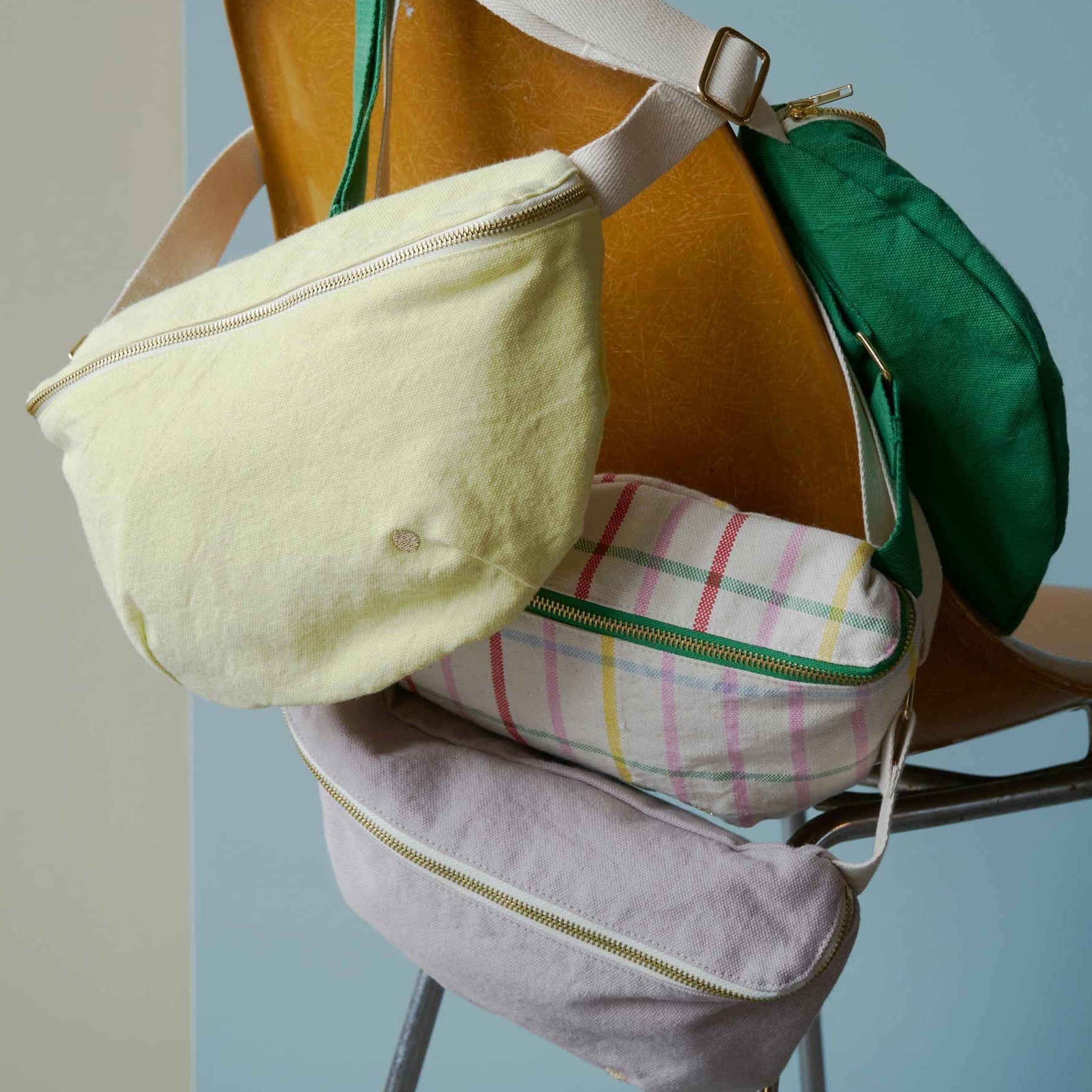 marsupio iona luce del sole, colore luce del sole, taglia 19 x 28. design minimal e funzionale con tasche comode